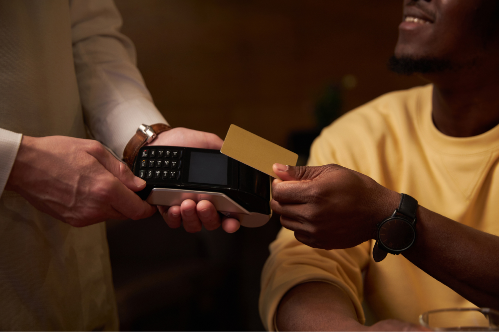 A tecnologia de chip e senha oferece uma camada adicional de segurança em suas transacções, protegendo os seus dados e dinheiro. A tecnologia de chip e senha oferece uma camada adicional de segurança em suas transacções, protegendo os seus dados e dinheiro.