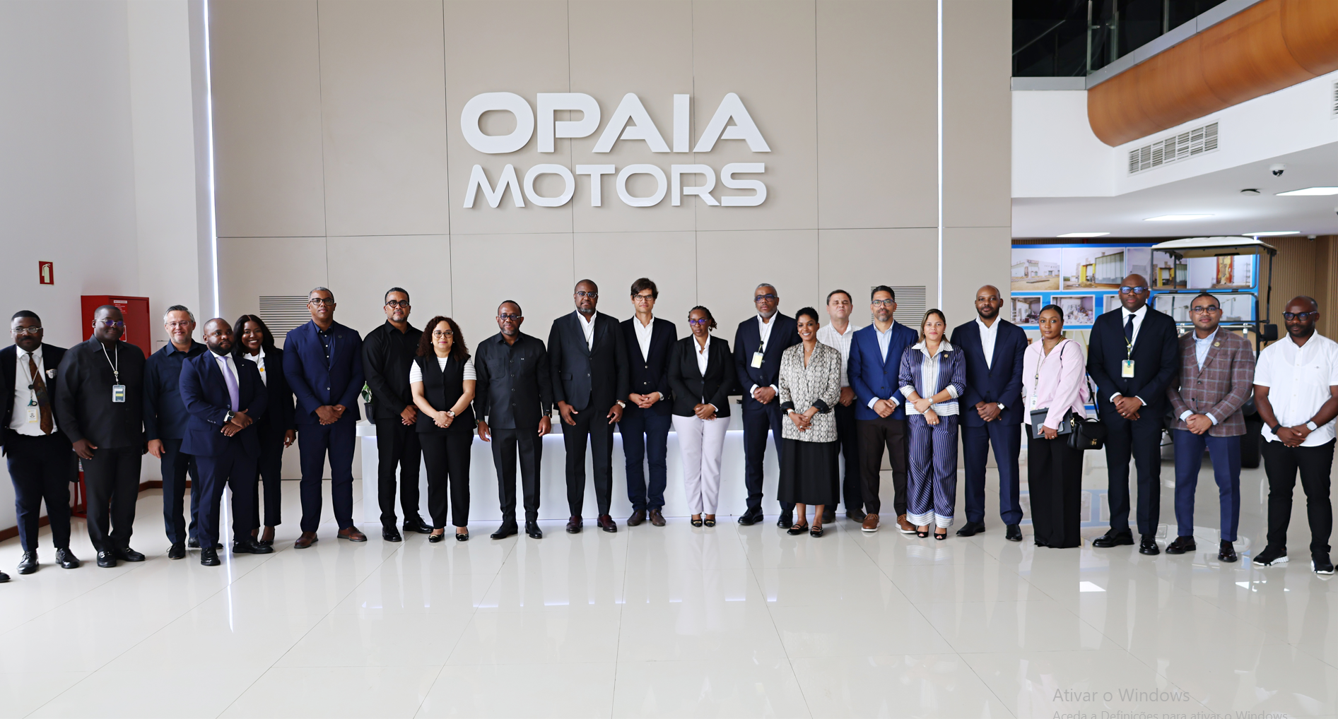 Foto de familia da Visita à Opaia Motors